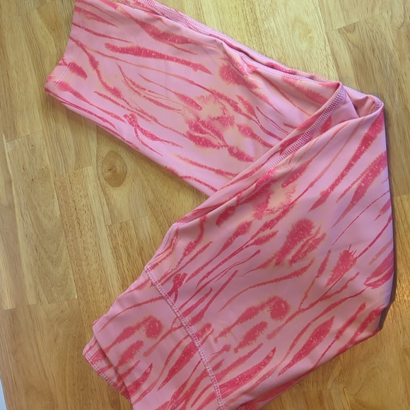 Women's Alive Magnetics Flame Pattern Capri Athletic Leggings Medium - Picture 7 of 8